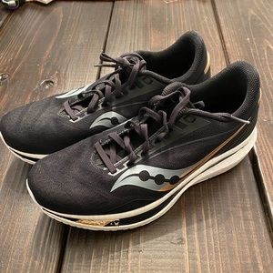 Saucony Endorphin Speed. Size 10. Black/Gold